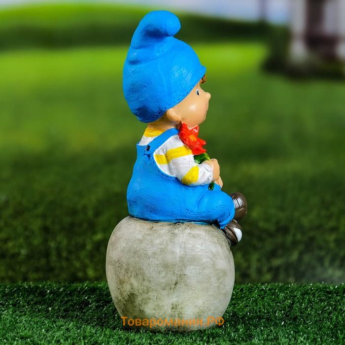 Садовая фигура "Мальчик на шаре" 11х10х25см